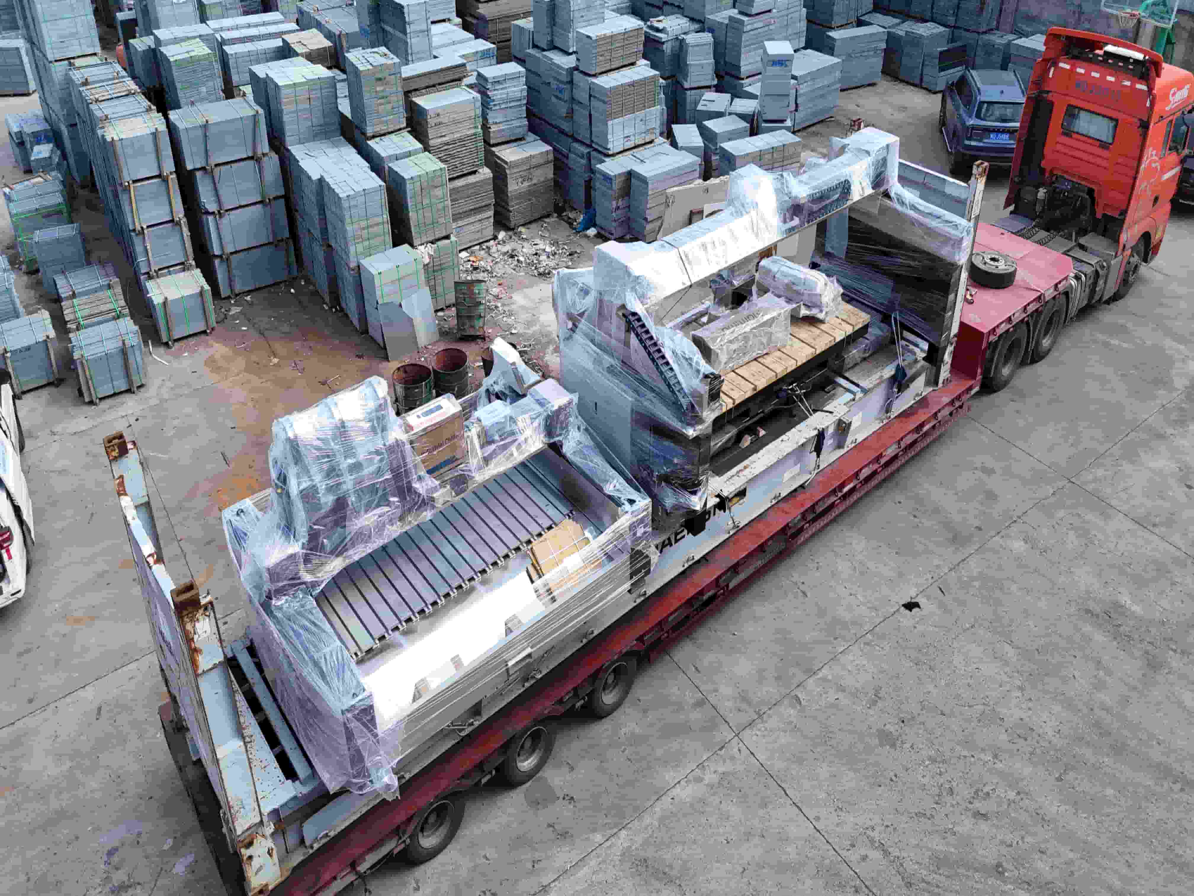 شركة جينزوان تسلم آلة قطع الجسور خماسية المحاور وآلة النقش ثلاثية الرؤوس إلى إسبانيا، واضعةً بذلك معايير جديدة في مجال معالجة الأحجار.